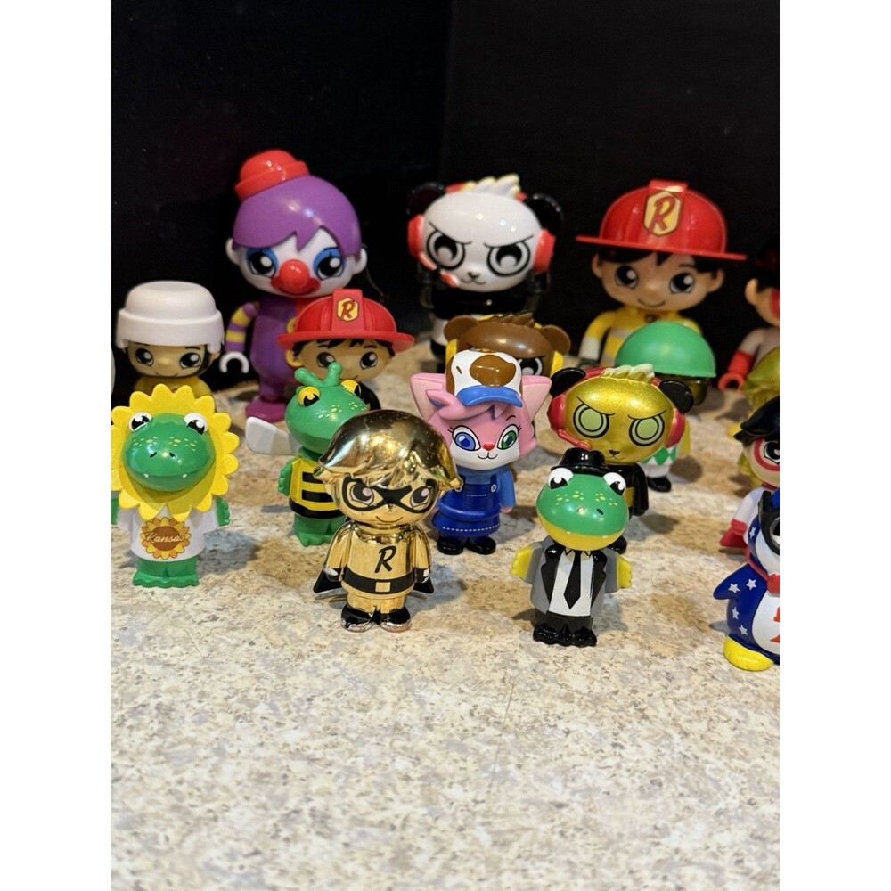 Lot of 50 Ryan’s World Mini Figures Mixed Series Rare Chase Gold Chrome - Picture 6 of 7